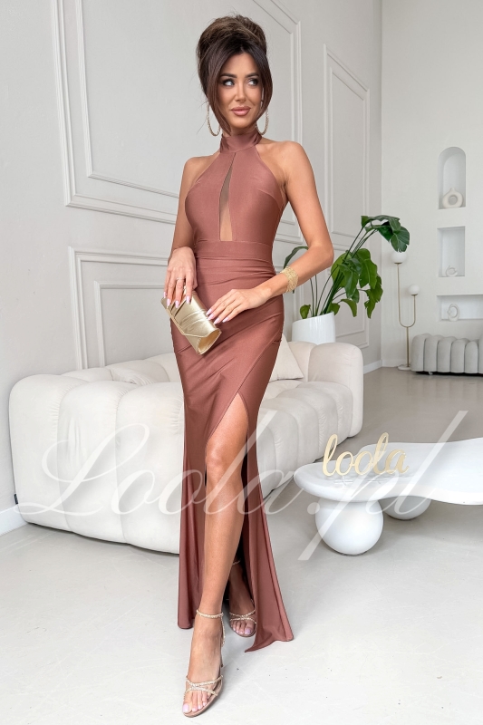 DEVON - brązowa dopasowana sukienka maxi z halterowym dekoltem i wycięciem