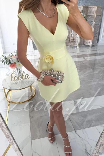 krótka elegancka maślana sukienka z różą Cerelia Loola (4).jpg
