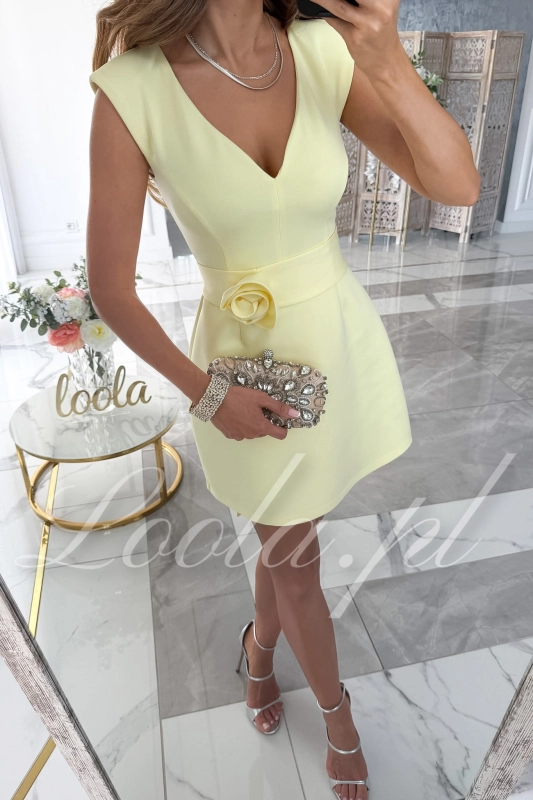 CERELIA - maślana sukienka mini z rozkloszowaną spódnicą i różą